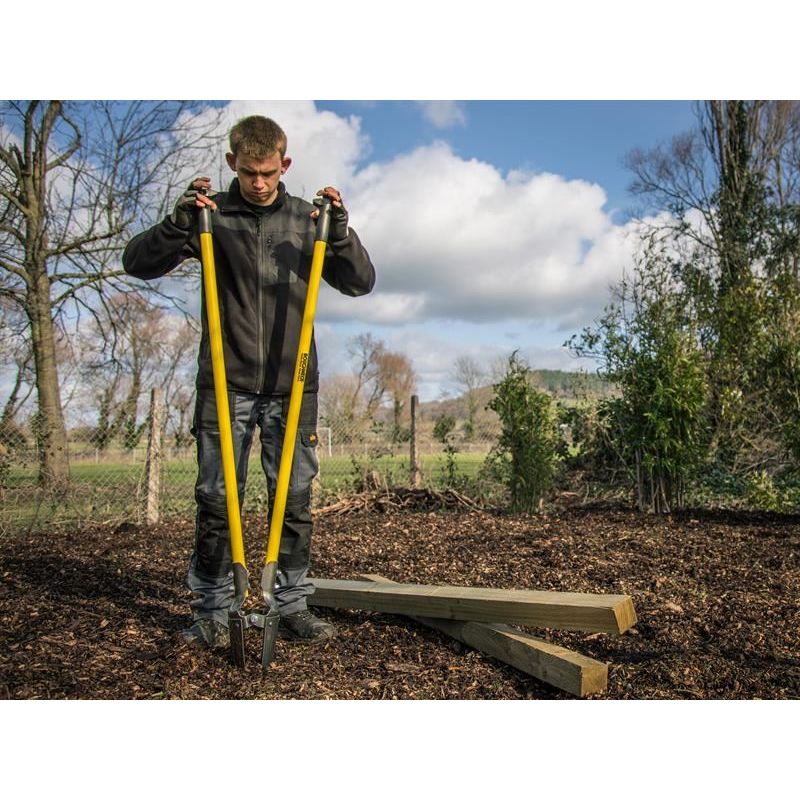 Roughneck Traditional Pattern Post Hole Digger 135mm (5.3/8in) Roughneck - RockBottom Nothampton
