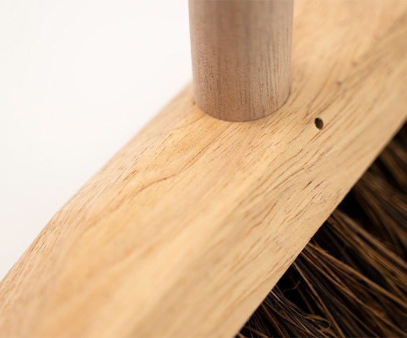 Edge Bassine Deck Scrub With Wooden Handle
