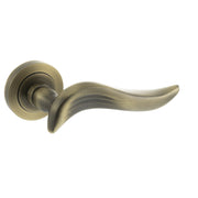 Old English Oxford Lever Door Handle on Round Rose - Matt Antique Brass