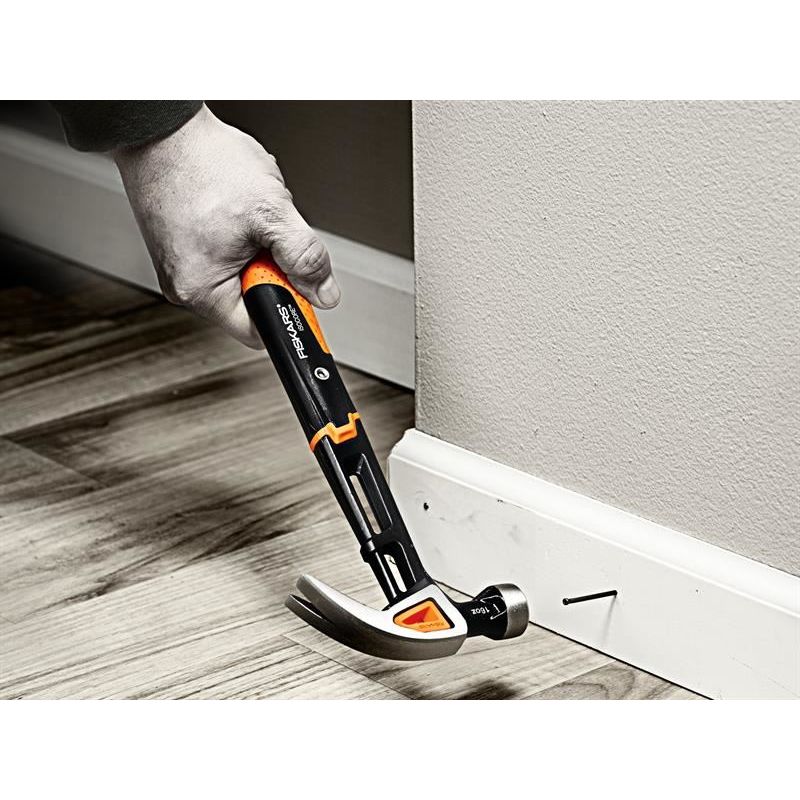 Fiskars IsoCore Curved Finishing Hammer 450g (16oz) Fiskars - RockBottom Northampton