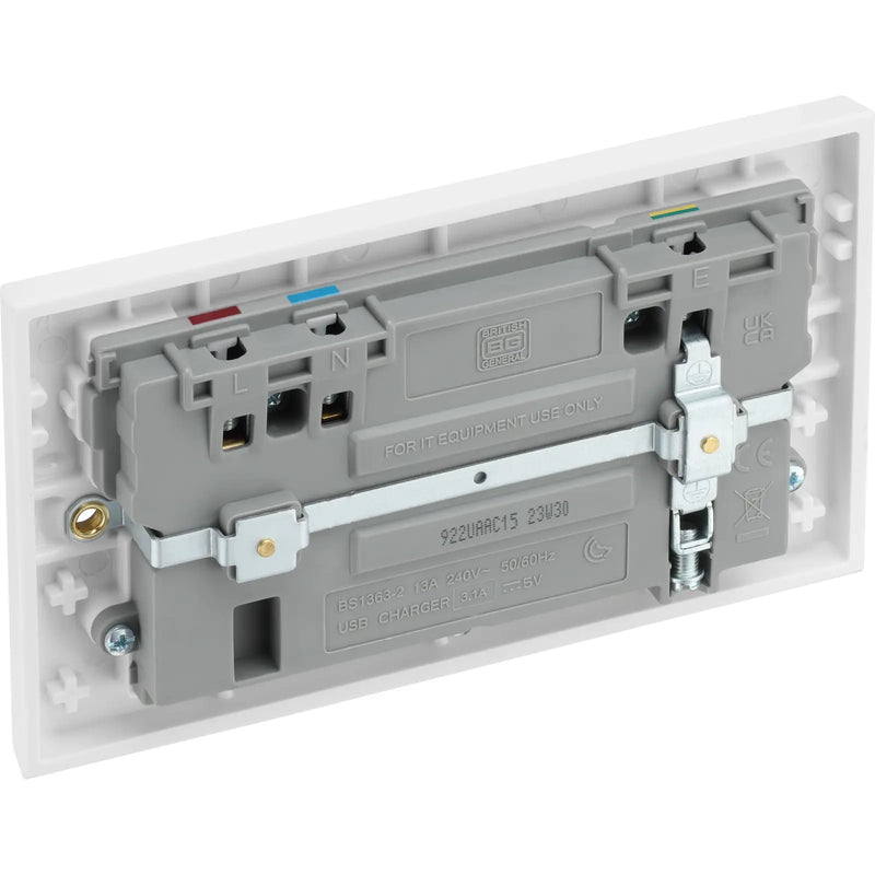 BG Electrical 900 Series - Double switched single pole, with 2 x USB A + 1 x USB C (15W)